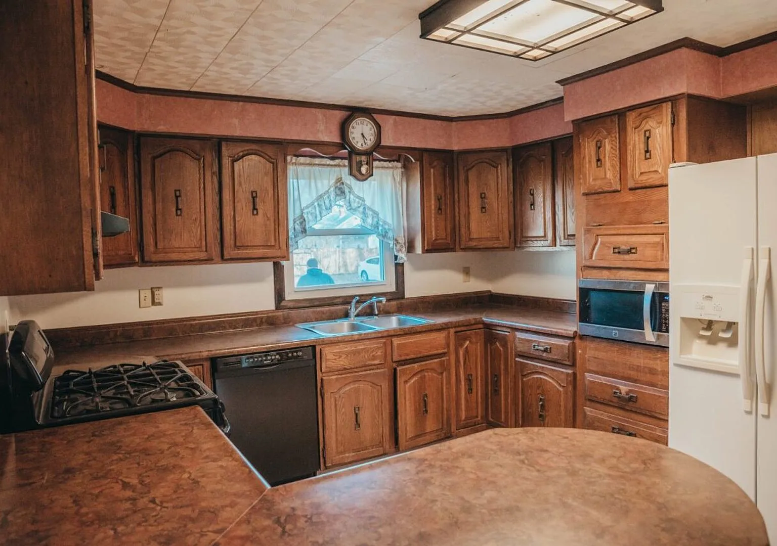 Spacious 5-bedroom, 3.5 near Ball State! Nice shed! Nice backyard! Off Street Parking! — Photo 1