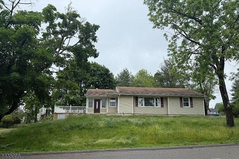 1st image of 125 Hillcrest Dr