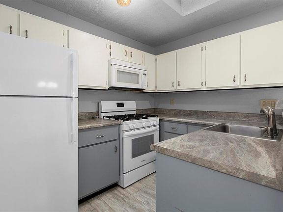 5th image of 136 Bracadale Ave