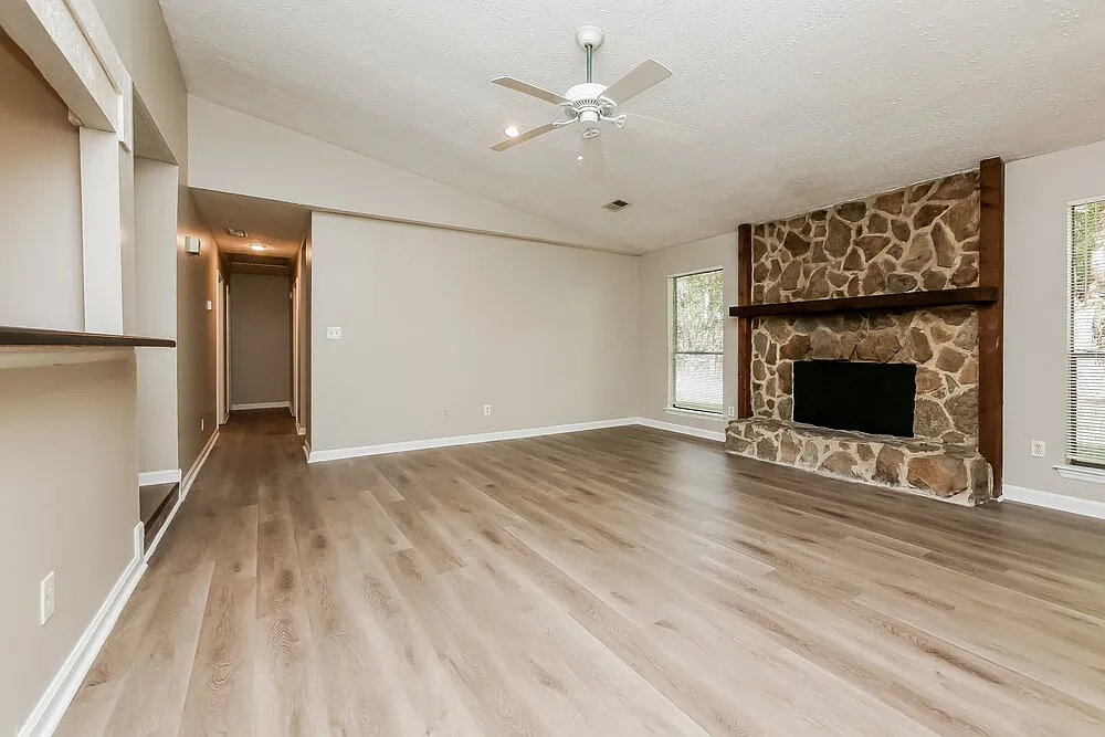 3 bed, 2.0 bath, 1422 sqft, $1,820 — Photo 3