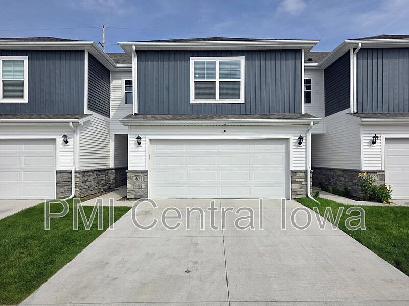 1st image of 1631 NE Crossing Oaks Ln