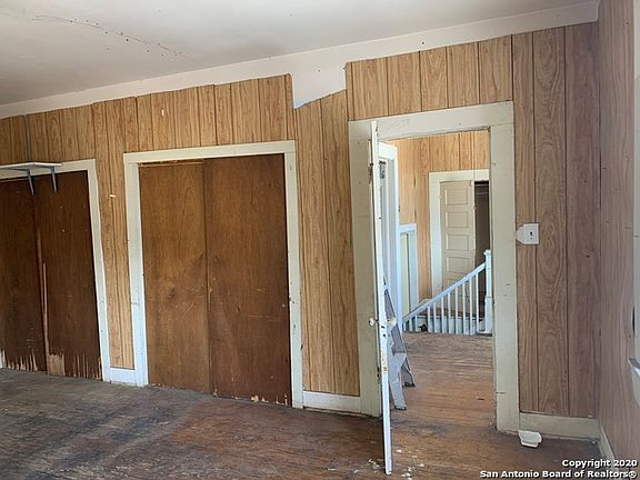 5th image of 307 S Trinity St