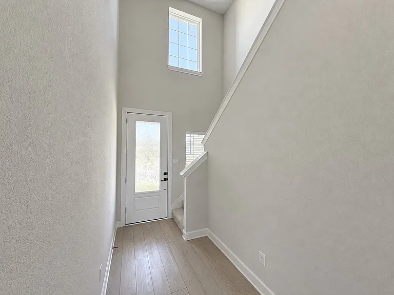 1205 Ginsburg Ln — Photo 4