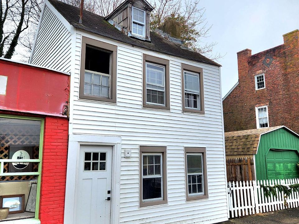 2nd image of 131 Clinton St