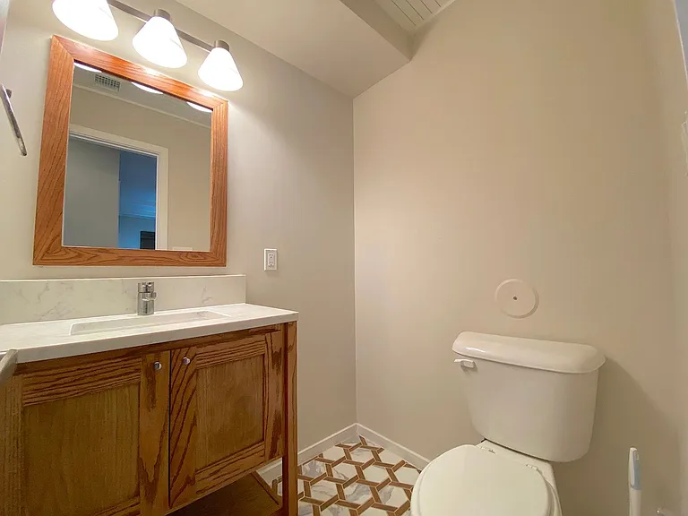 4004 Camelot Hts #B — Photo 12