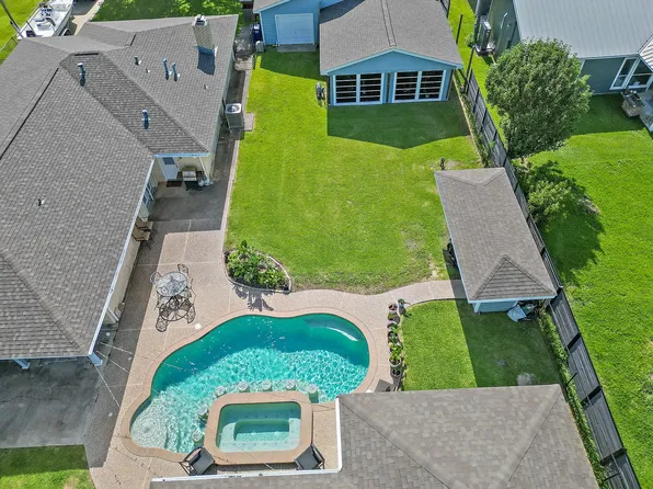 9926 Ocean Dr, Beach City, TX 77523