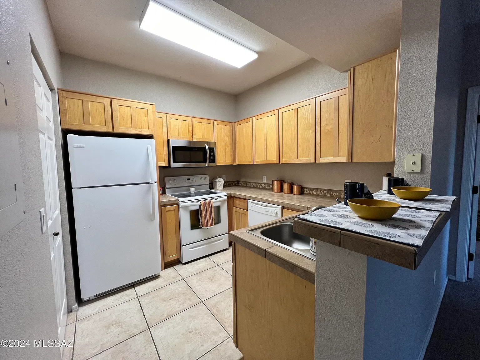 3 bed, 2.0 bath, 1268 sqft, $1,895 — Photo 3