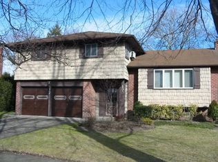 17 Chestnut Dr, Plainview, NY 11803