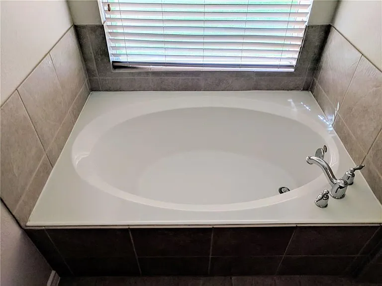 2200 Fieldcrest Dr — Photo 4