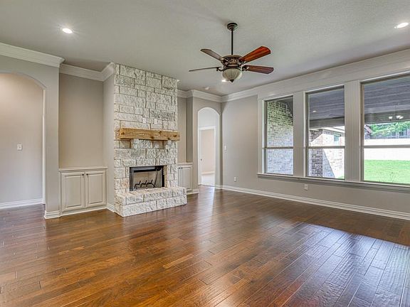 4th image of 160 Melbourne Dr