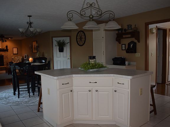 5th image of 711 Meadowlark Ln