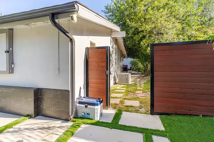 20412 Oxnard St — Photo 43