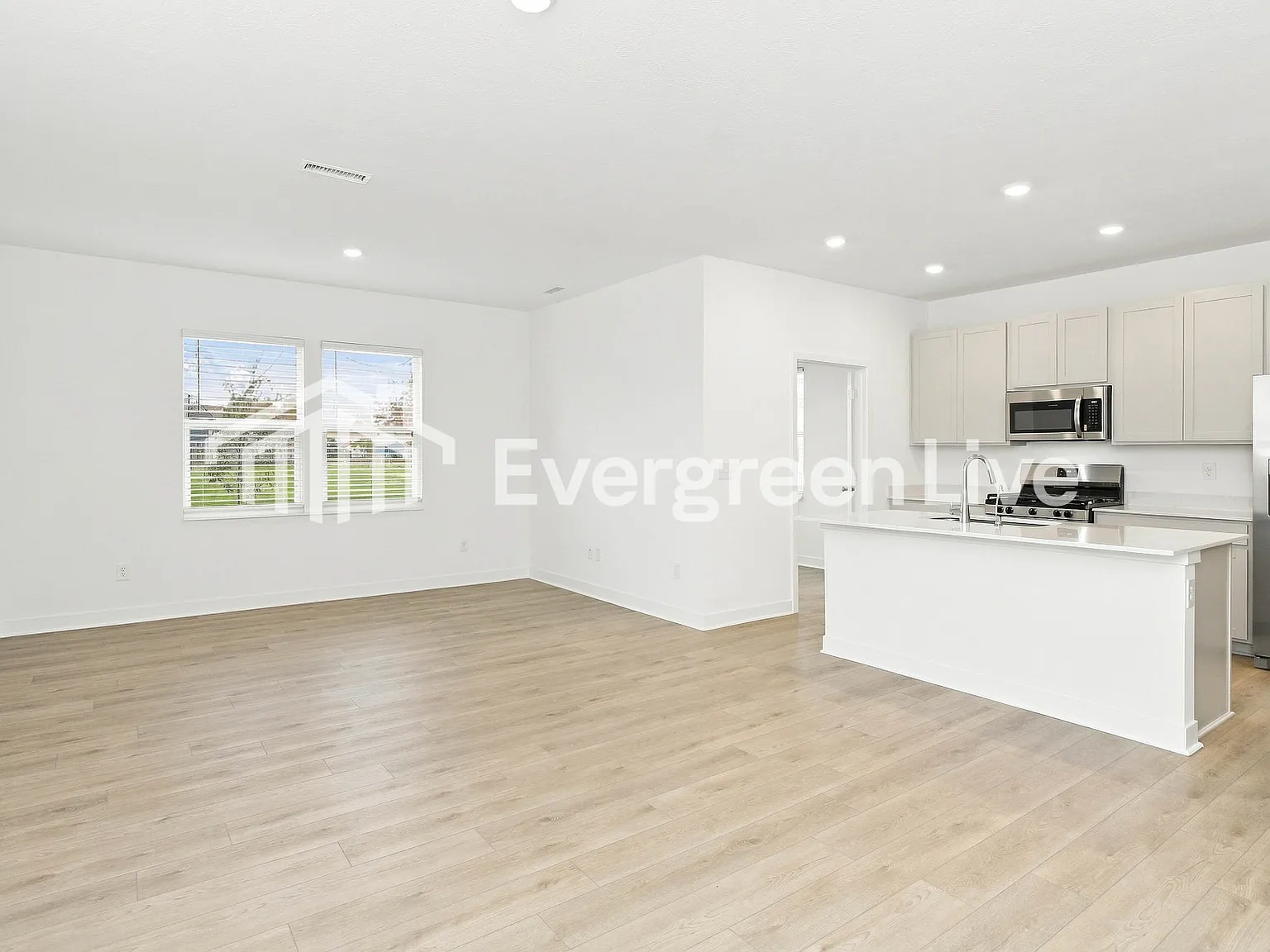 3 bed, 2.5 bath, 1849 sqft, $1,990 — Photo 3
