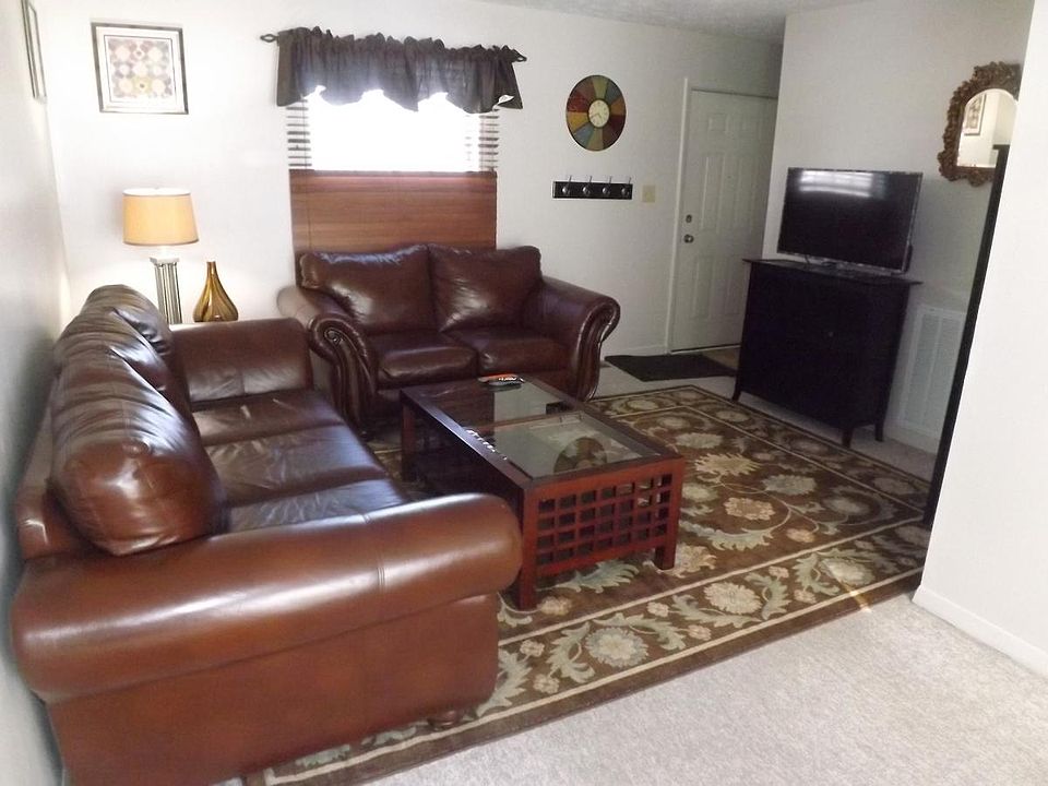 Entrance and Central Gathering Space. Free WIFI.