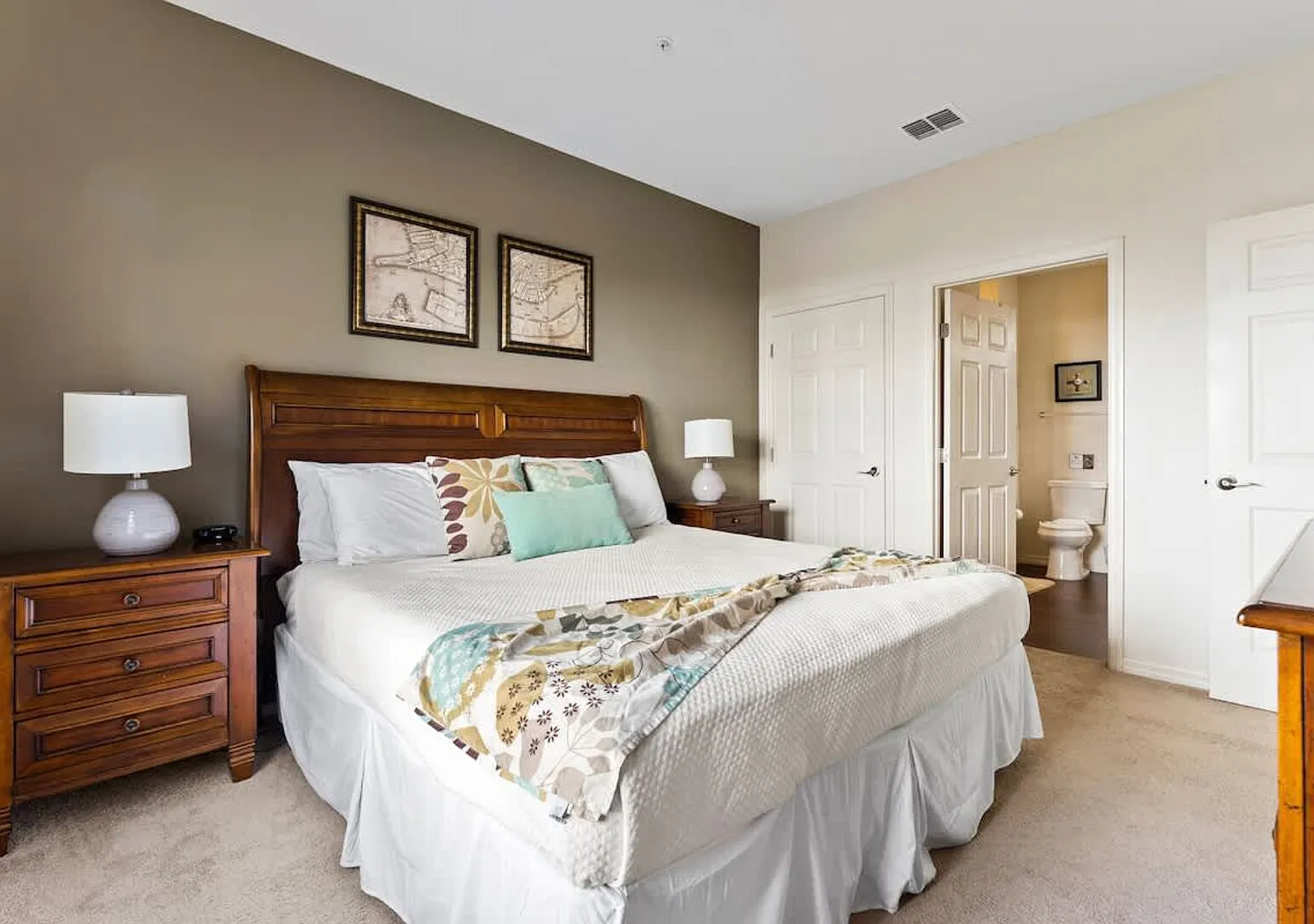Welcoming 4 BR Sleeps 10 Guests — Photo 3