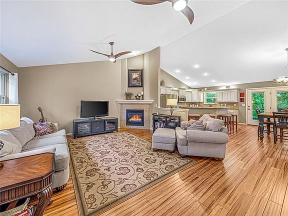 3rd image of 6 Blakeney Ln