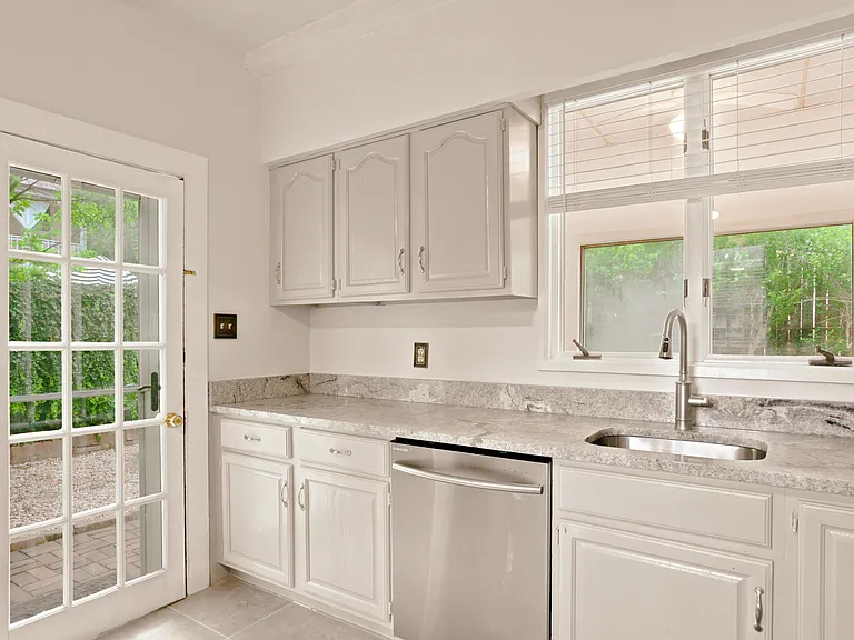 209 N Washington St — Photo 105