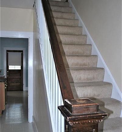 Attractive foyer/hallway leads to kitchen and upper level bedrooms