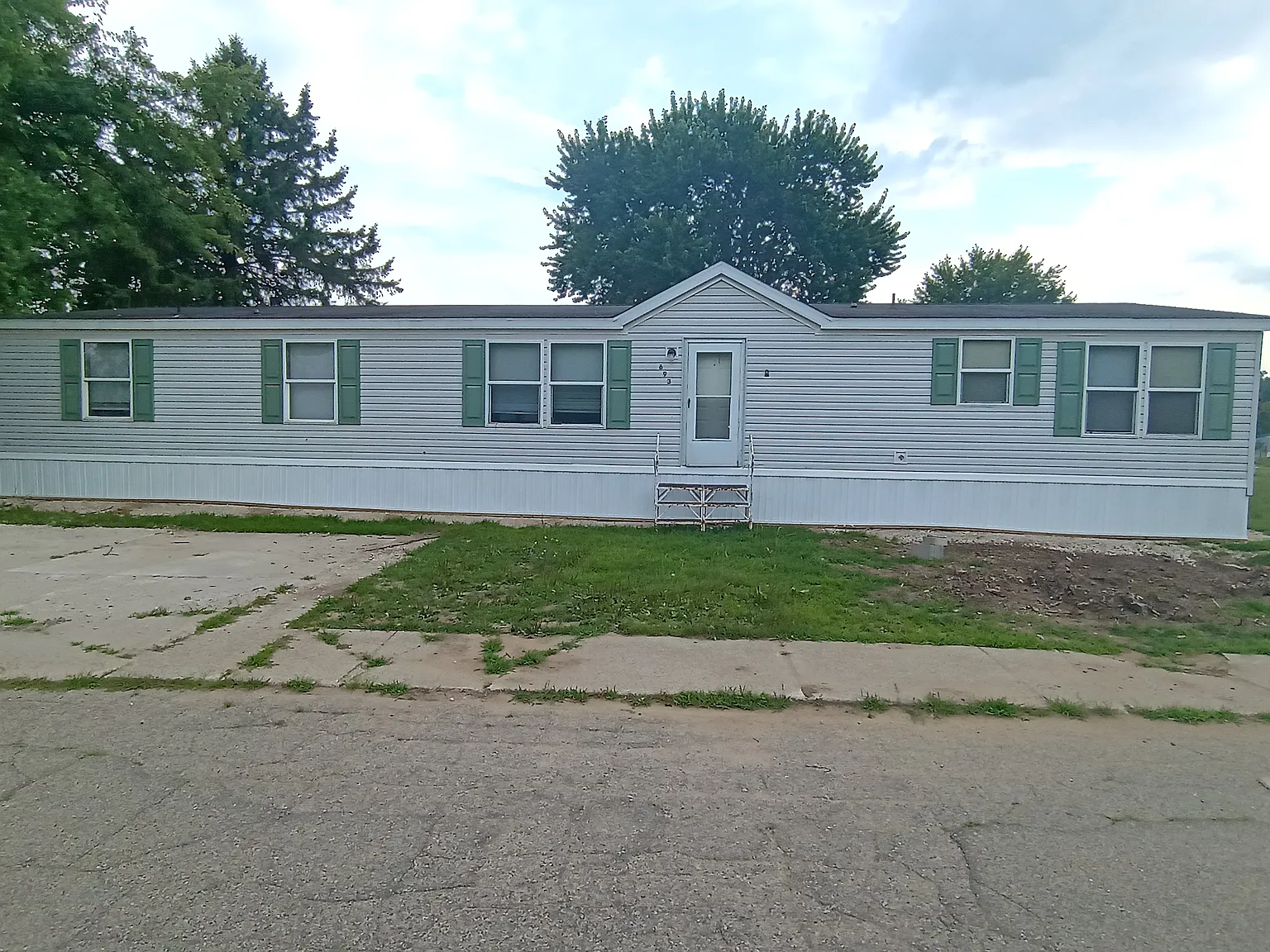3 bed, $1,300 — Photo 1