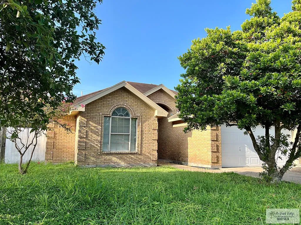 3 bed, 2.0 bath, 1339 sqft, $1,600 — Photo 2