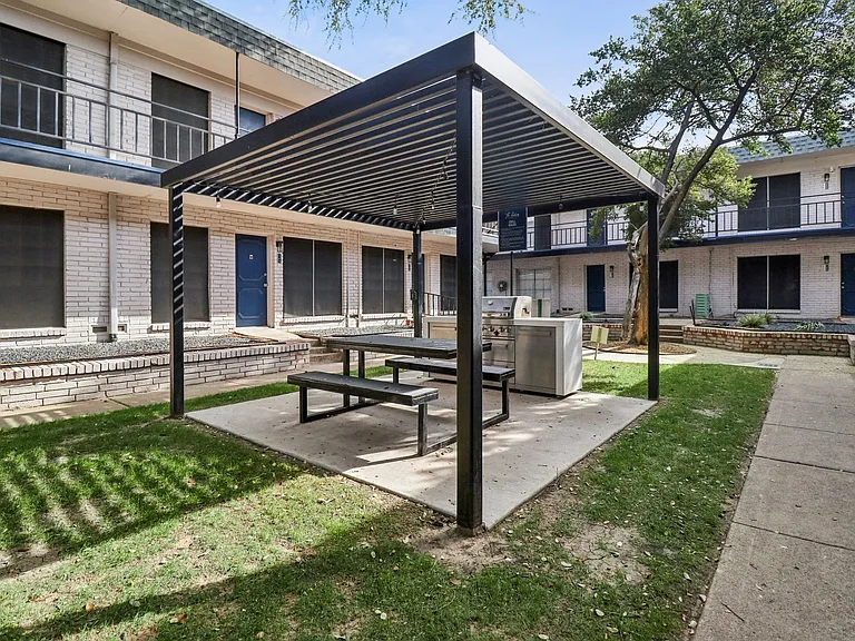 The Ashley at Bluffview Apartments — Photo 52