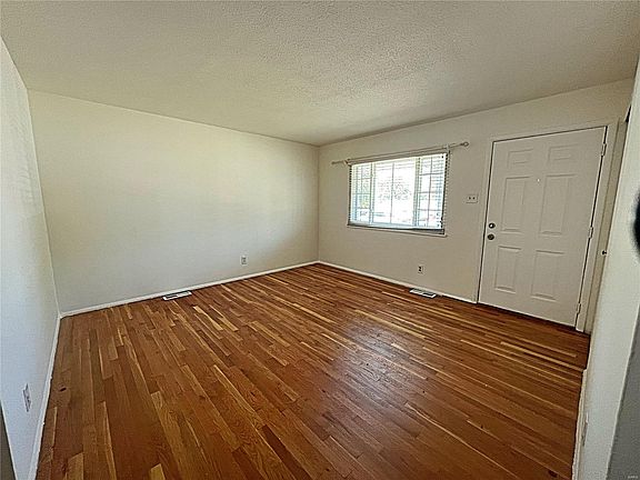 3rd image of 4932 Cherry Blossom Ln