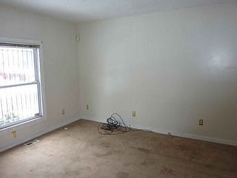 3rd image of 212 Grosvenor Ave