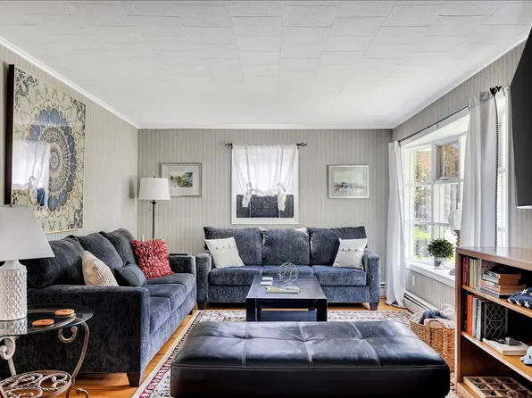 10 Ritchie Pl, Saratoga Springs, NY 12866