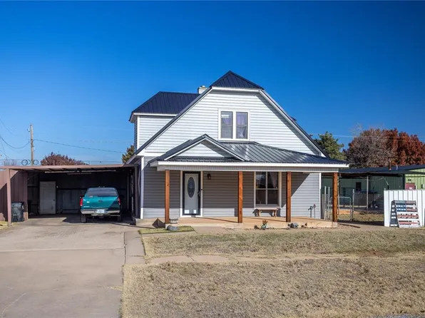 607 E C St, Arapaho, OK 73620