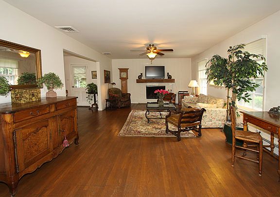 3rd image of 17 Fernwood Ln