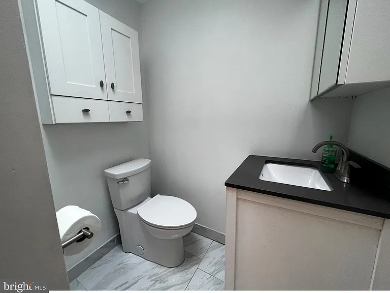 248 E Queen Ln — Photo 21