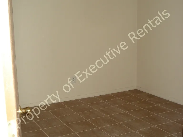 463 Salopek Blvd — Photo 10