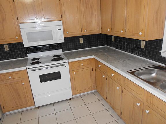 3rd image of 2215 Cheshire Dr