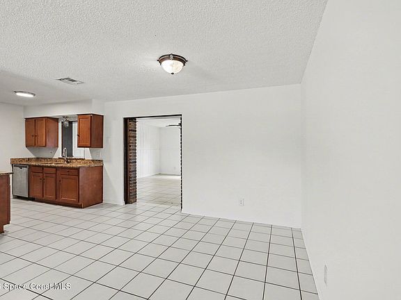 5th image of 2111 Sandalwood Dr