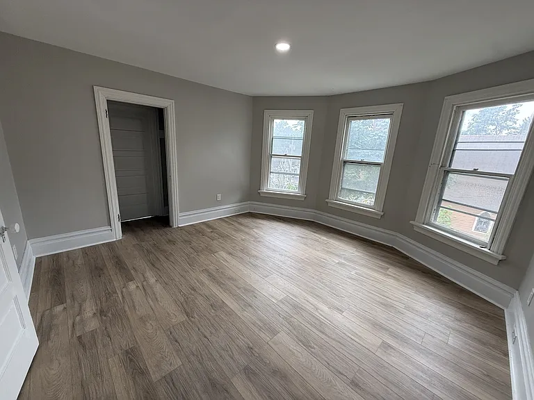 221 Pine St — Photo 6