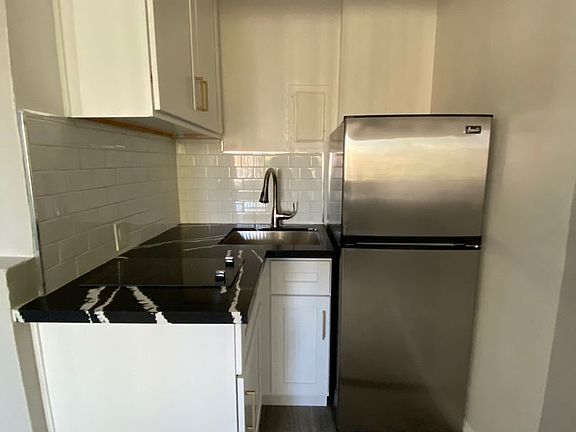4th image of 4451 Lockwood Ave #598