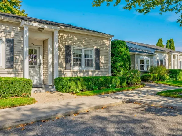 90 Harbor Drive S #90, Amityville, NY 11701