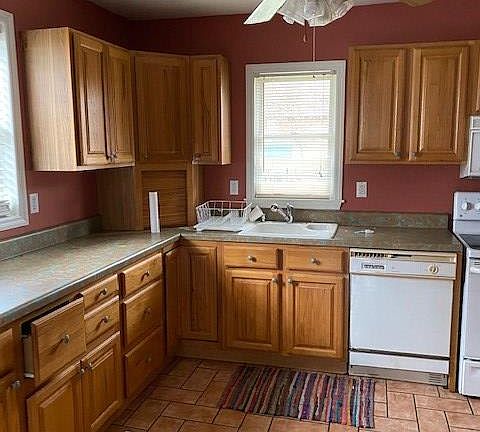 4th image of 228 W Graham St