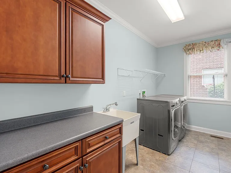 1610 Twin Square Way — Photo 46