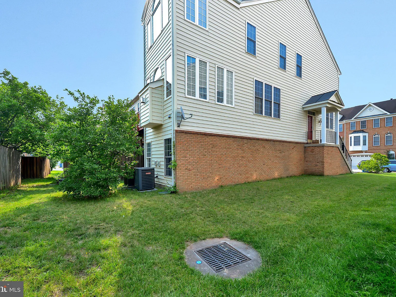 3 bed, 4.0 bath, 2944 sqft, $3,300 — Photo 2