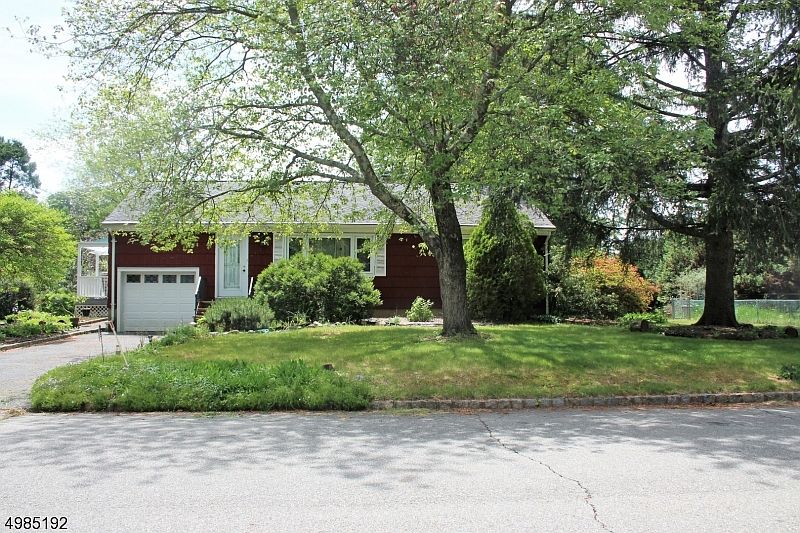 1st image of 6 Henrietta Dr