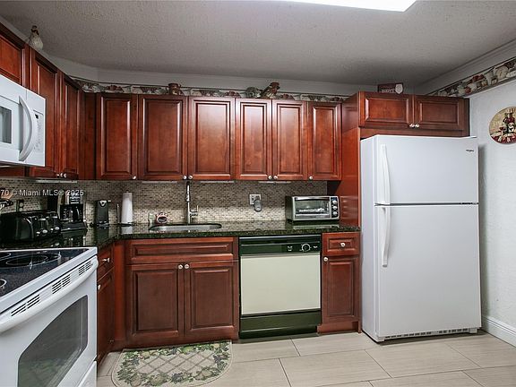 2nd image of 575 Oaks Ln APT 206