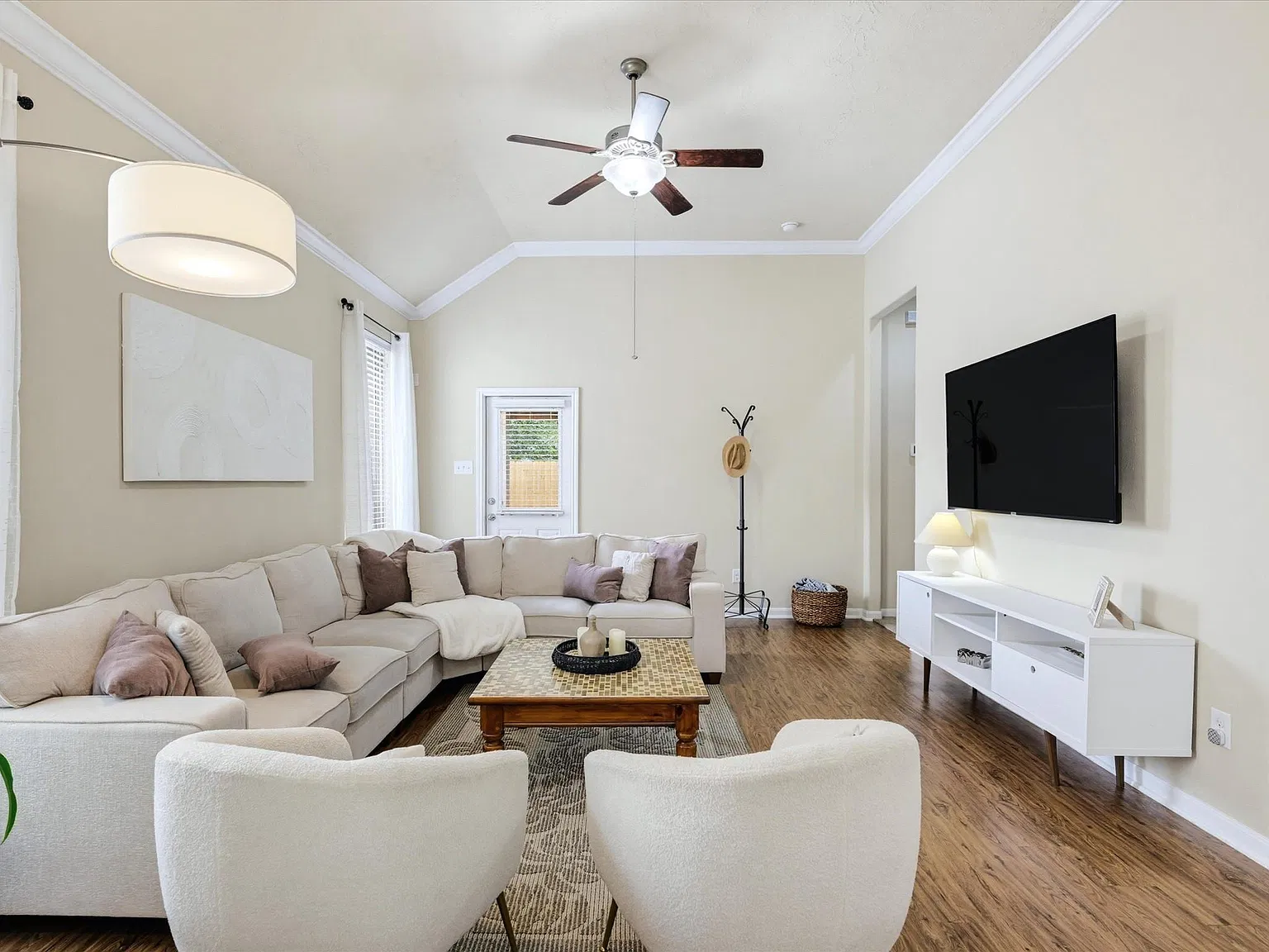 4 bed, 2.0 bath, 1840 sqft, $2,150 — Photo 2