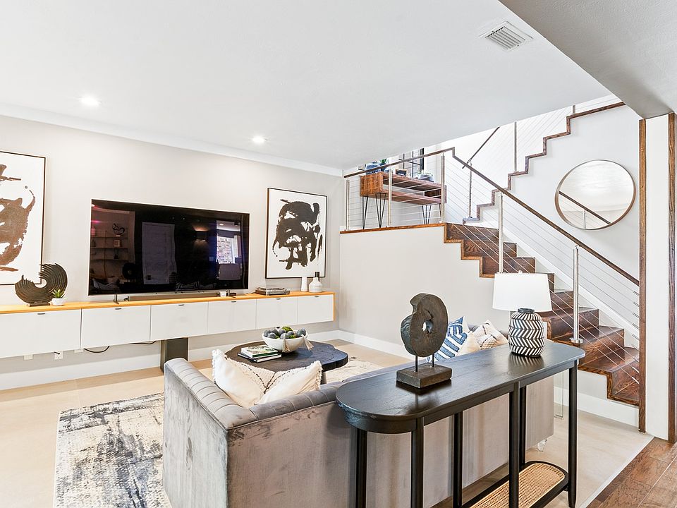 1st image of 916 Pavillion St