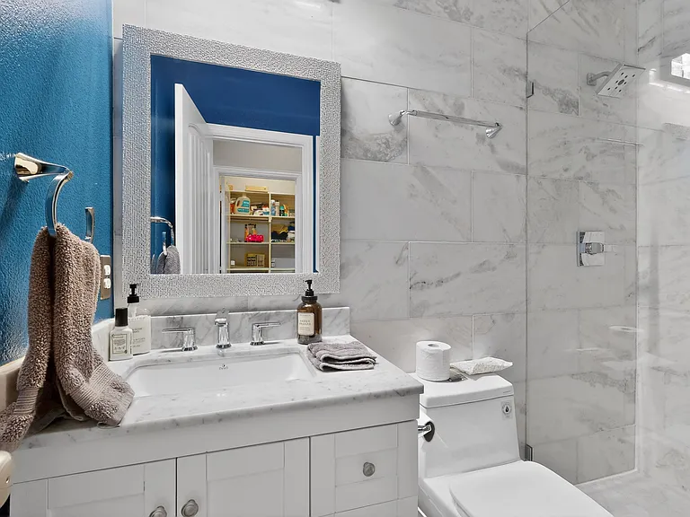 Guest Bath.- Downstairs