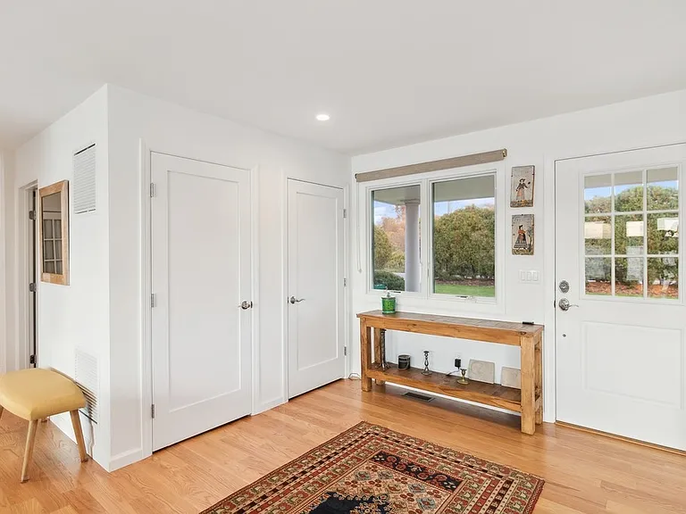 102 Mill Pond Ln — Photo 5