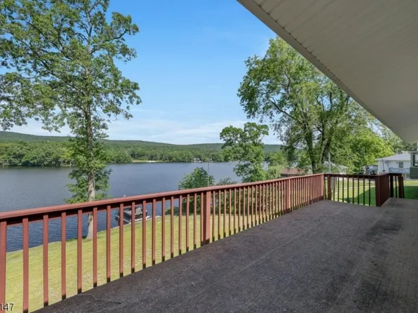 32 E Shore Dr, Hampton Twp., NJ 07860