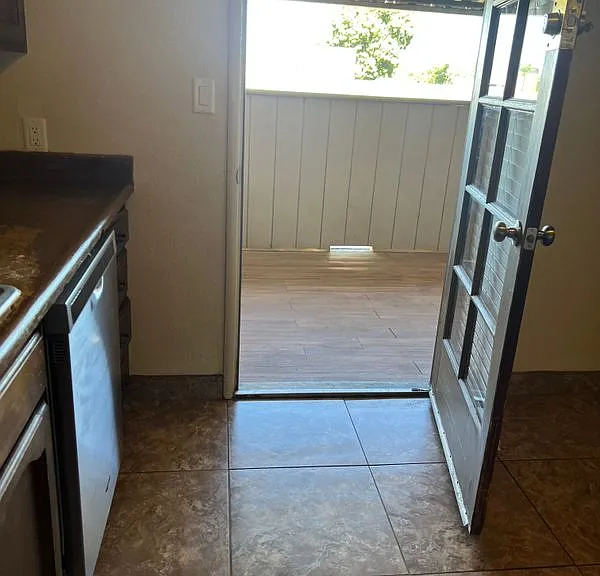 1823 W Whitendale Ave — Photo 11
