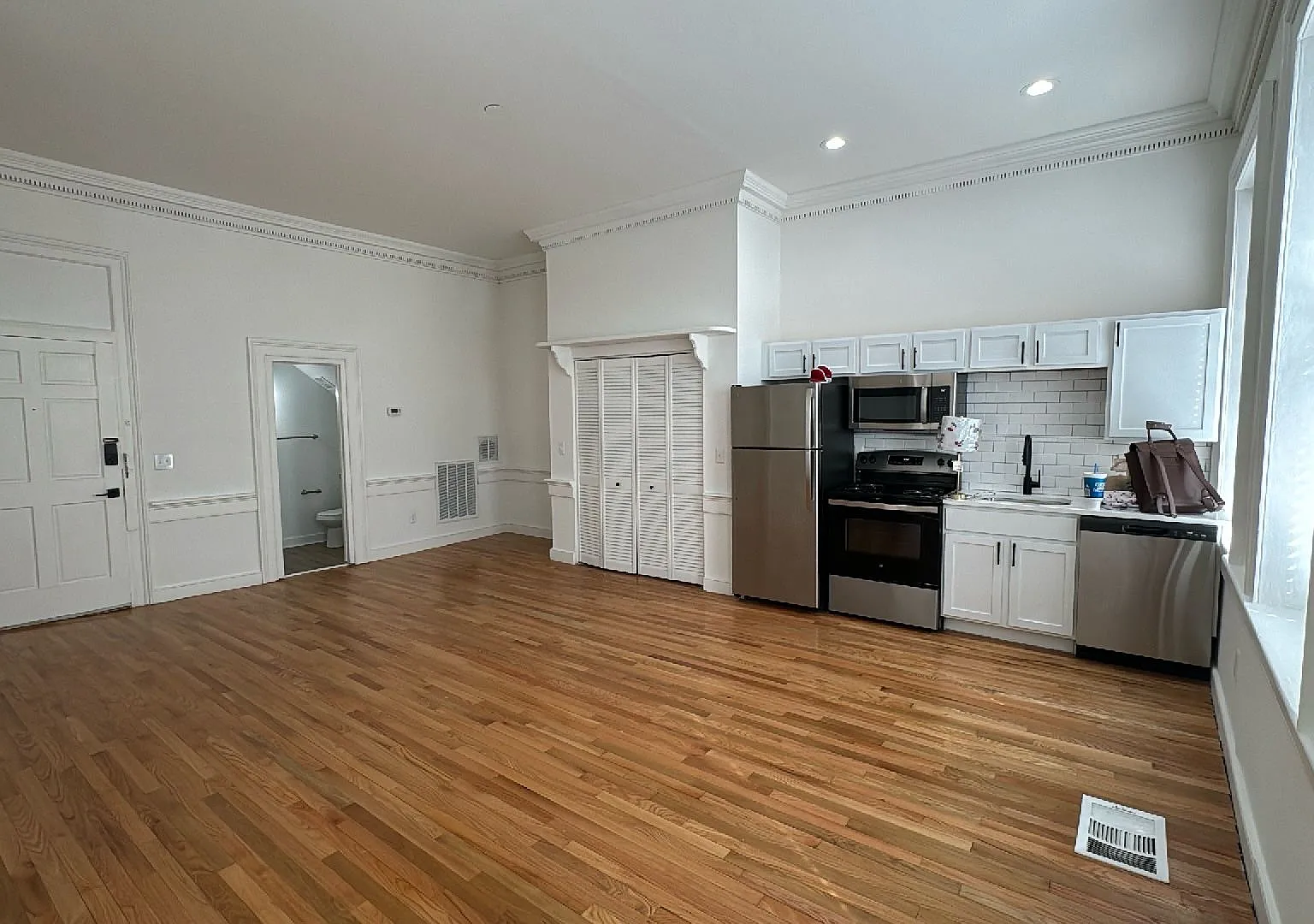 Large Studio w/study on King St. — Photo 1