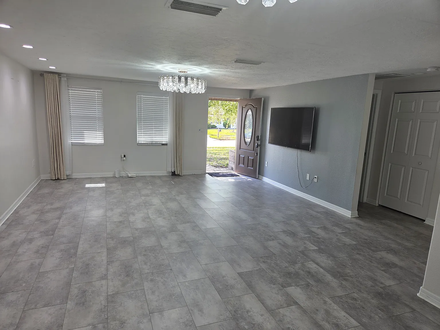 3 bed, 1300 sqft, $2,550 — Photo 4